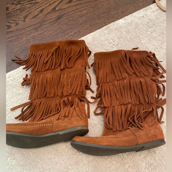 Minnetonka fringe boots in great condition! - Picture 1 of 3